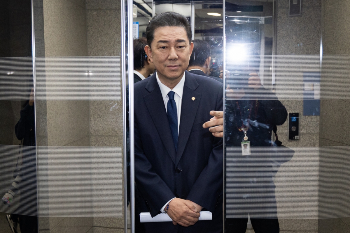 김병기 의원이 19일 서울 여의도 국회 소통관에서 당 윤리심판원의 제명 결정에 대한 입장을 밝히는 기자회견을 마치고 지하주차장으로 이동하고 있다./사진=뉴스1.