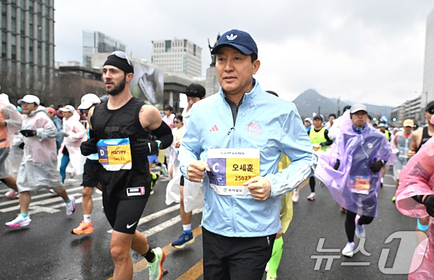 오세훈 서울시장이 지난해 3월 16일 서울 광화문광장에서 열린 2025 서울마라톤에 참가해 힘찬 출발을 하고 있다./사진=뉴스1 