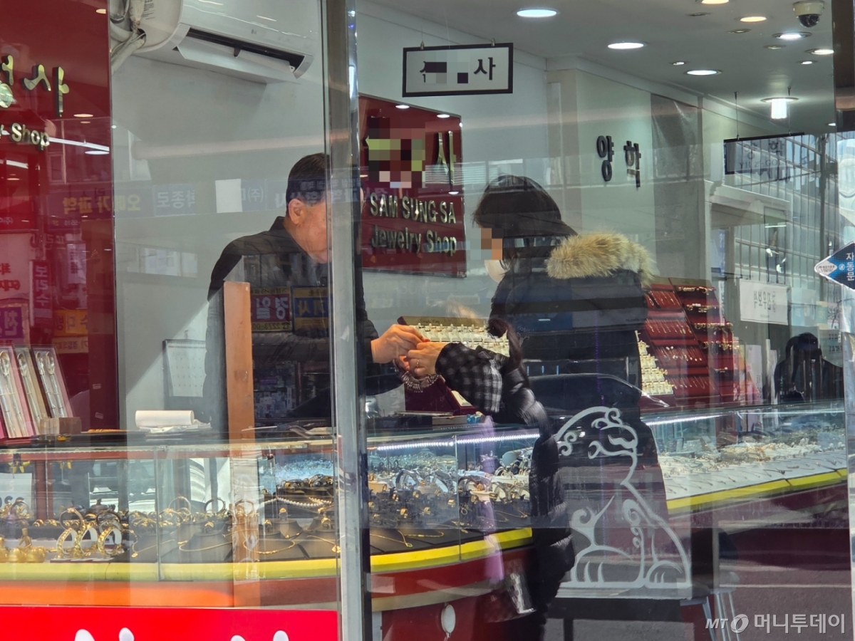 서울 종로구 귀금속거리 매장에서 한 여성이 구매를 위해 상담을 하고 있는 모습./사진=김서현 기자.