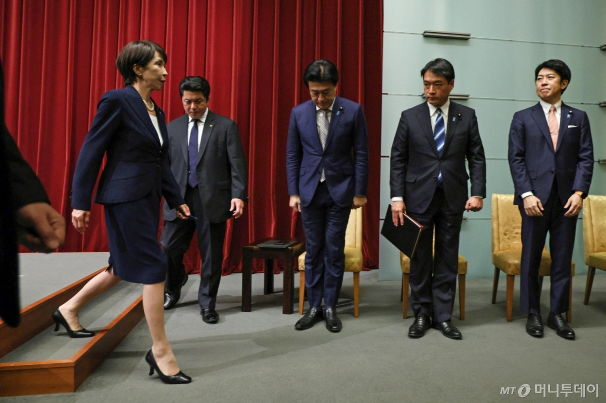 (도쿄 로이터=뉴스1) 강민경 기자 = 다카이치 사나에 일본 총리가 19일 저녁 기자회견에서 중의원 해산과 조기 총선을 발표한 뒤 퇴장하고 있다. 2026.1.19 ⓒ 로이터=뉴스1 Copyright © 뉴스1. All rights reserved. 무단 전재 및 재배포, AI학습 이용 금지. /사진=(도쿄 로이터=뉴스1) 강민경 기자