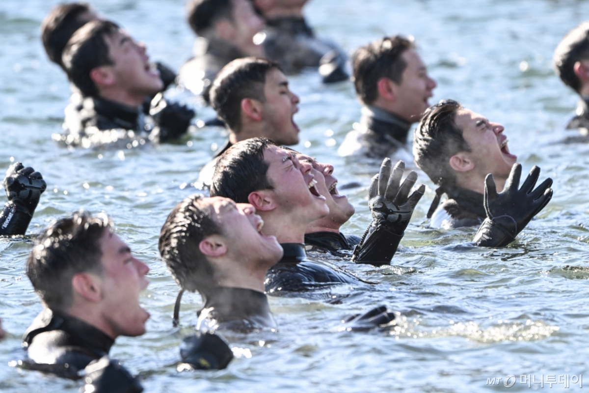 (창원=뉴스1) 윤일지 기자 = 해군 특수전전단 해난구조전대(SSU) 심해잠수사들이 22일 경남 창원 진해군항에서 열린 혹한기 내한 훈련 중 입수한 뒤 함성을 지르고 있다. (공동취재) 2026.1.22/뉴스1 Copyright © 뉴스1. All rights reserved. 무단 전재 및 재배포, AI학습 이용 금지. /사진=(창원=뉴스1) 윤일지 기자