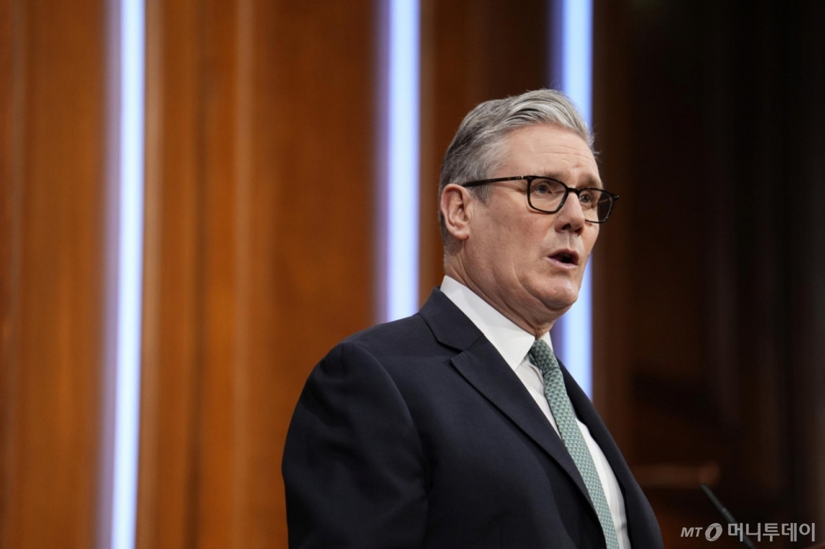 [런던=AP/뉴시스]키어 스타머 영국 총리가 19일 기자회견에서 성명을 발표하고 있다. 그는 이날 그린란드 문제로 동맹국에 관세를 부과하겠다는 도널드 트럼프 미 대통령의 위협은 "완전히 잘못된 것"이며 무역전쟁은 누구에게도 이익이 되지 않는다며 파트너십 때문에 원칙을 포기해선 안 된다고 말했다. 2026.01.19. /사진=유세진