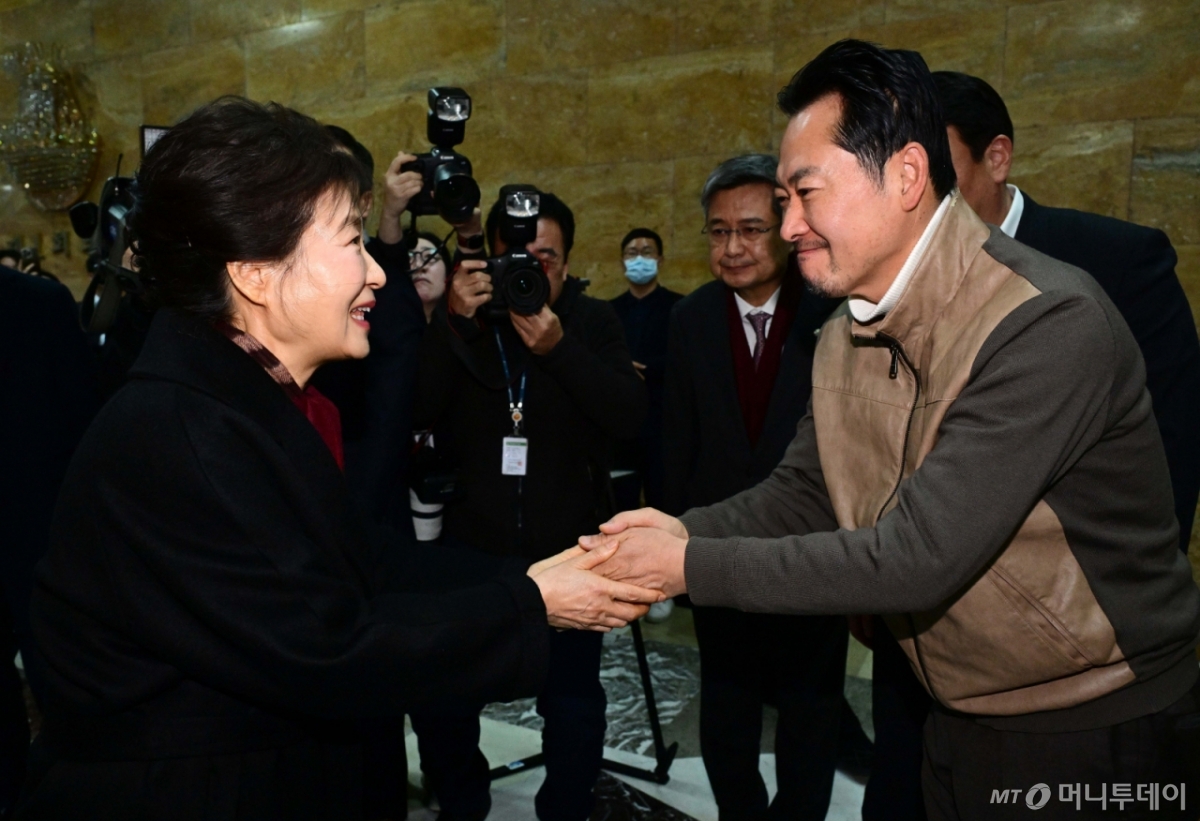 [서울=뉴시스] 김명년 기자 = 박근혜 전 대통령이 22일 서울 여의도 국회 로텐더홀 에서 통일교·공천헌금 '쌍특검' 수용을 촉구하며 단식농성중인 장동혁 국민의힘 대표를 찾아 손을 잡고 있다.(공동취재) 2026.01.22. photo@newsis.com /사진=김명년