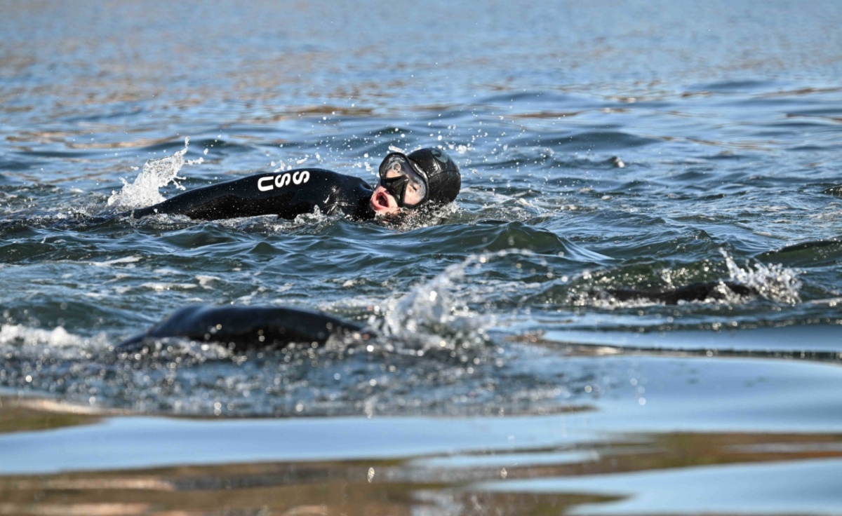 22일 경남 창원 해군 해난구조전대에서 진행된 SSU 혹한기 내한훈련에 참가한 심해잠수사들이 철인중대 선발경기 종목인 오리발 수영을 하고 있다.  /사진제공=해군본부