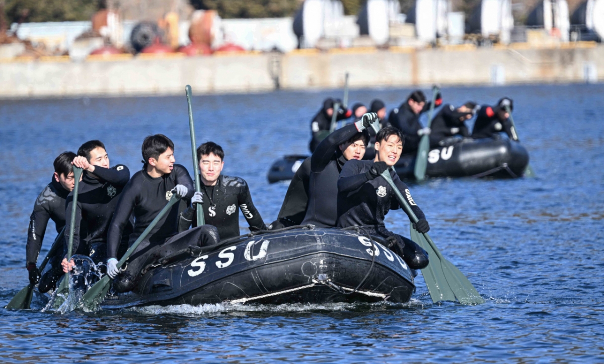 22일 경남 창원 해군 해난구조전대에서 진행된 SSU 혹한기 내한훈련에 참가한 심해잠수사들이 철인중대 선발경기 종목인 고무보트 패들링을 하고 있다. /사진제공=해군본부
