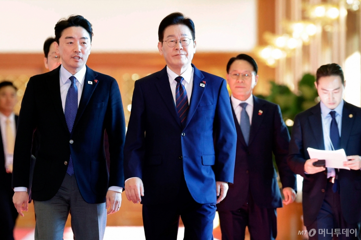 (서울=뉴스1) 허경 기자 = 이재명 대통령이 22일 청와대에서 열린 수석보좌관회의에 강훈식 비서실장과 함께 입장하고 있다. (청와대통신사진기자단) 2026.1.22/뉴스1  Copyright © 뉴스1. All rights reserved. 무단 전재 및 재배포,  AI학습 이용 금지. /사진=(서울=뉴스1) 허경 기자