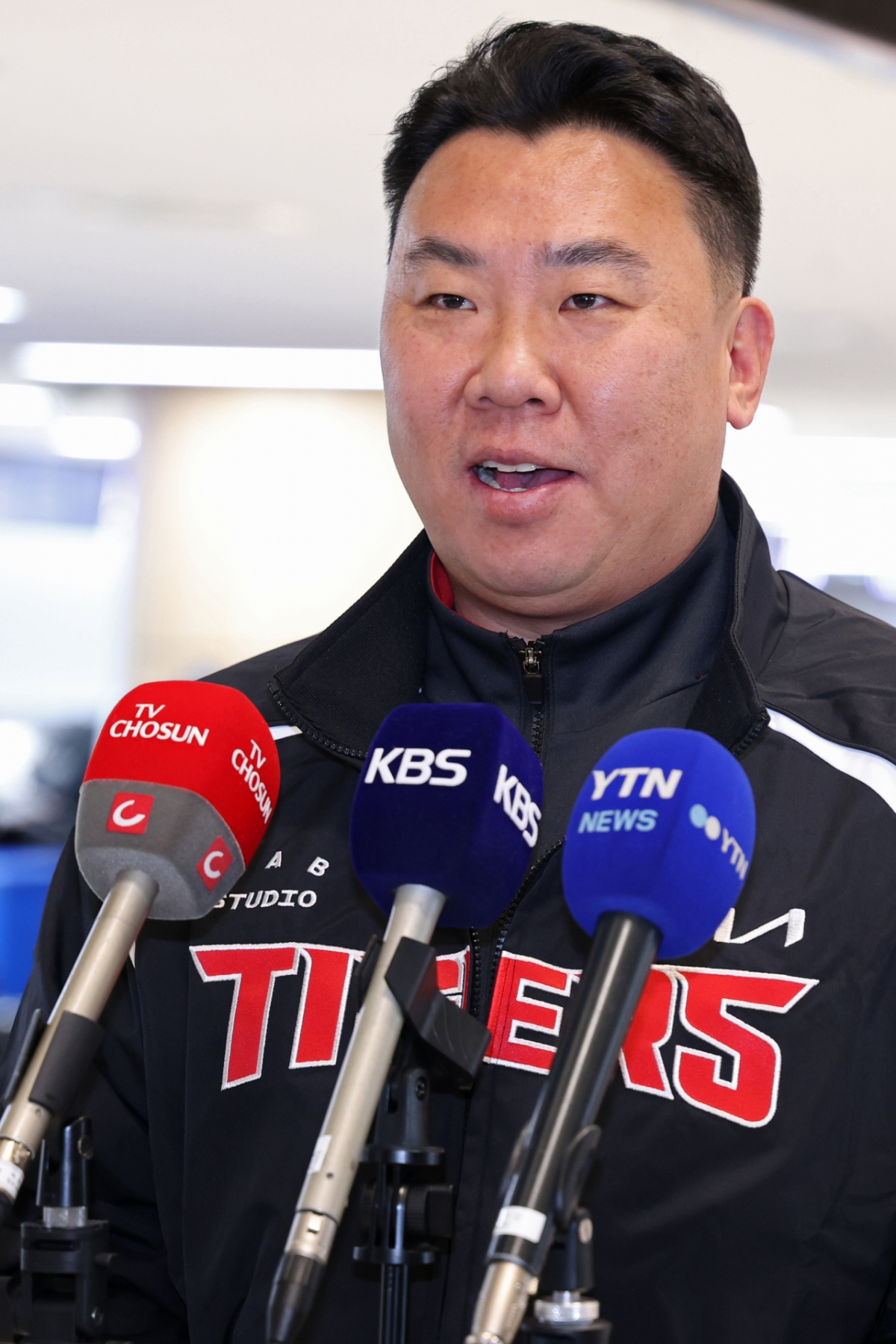 이범호 KIA 타이거즈 감독이 22일 김포국제공항을 통해 일본 아마미오시마로 출국하기에 앞서 인터뷰에 임하고 있다. /사진=KIA 타이거즈 제공