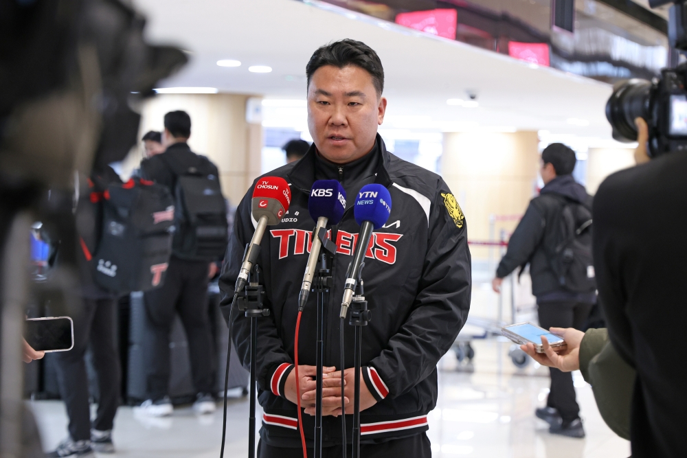 이범호 KIA 타이거즈 감독이 22일 김포국제공항을 통해 일본 아마미오시마로 출국하기에 앞서 인터뷰에 임하고 있다. /사진=KIA 타이거즈 제공