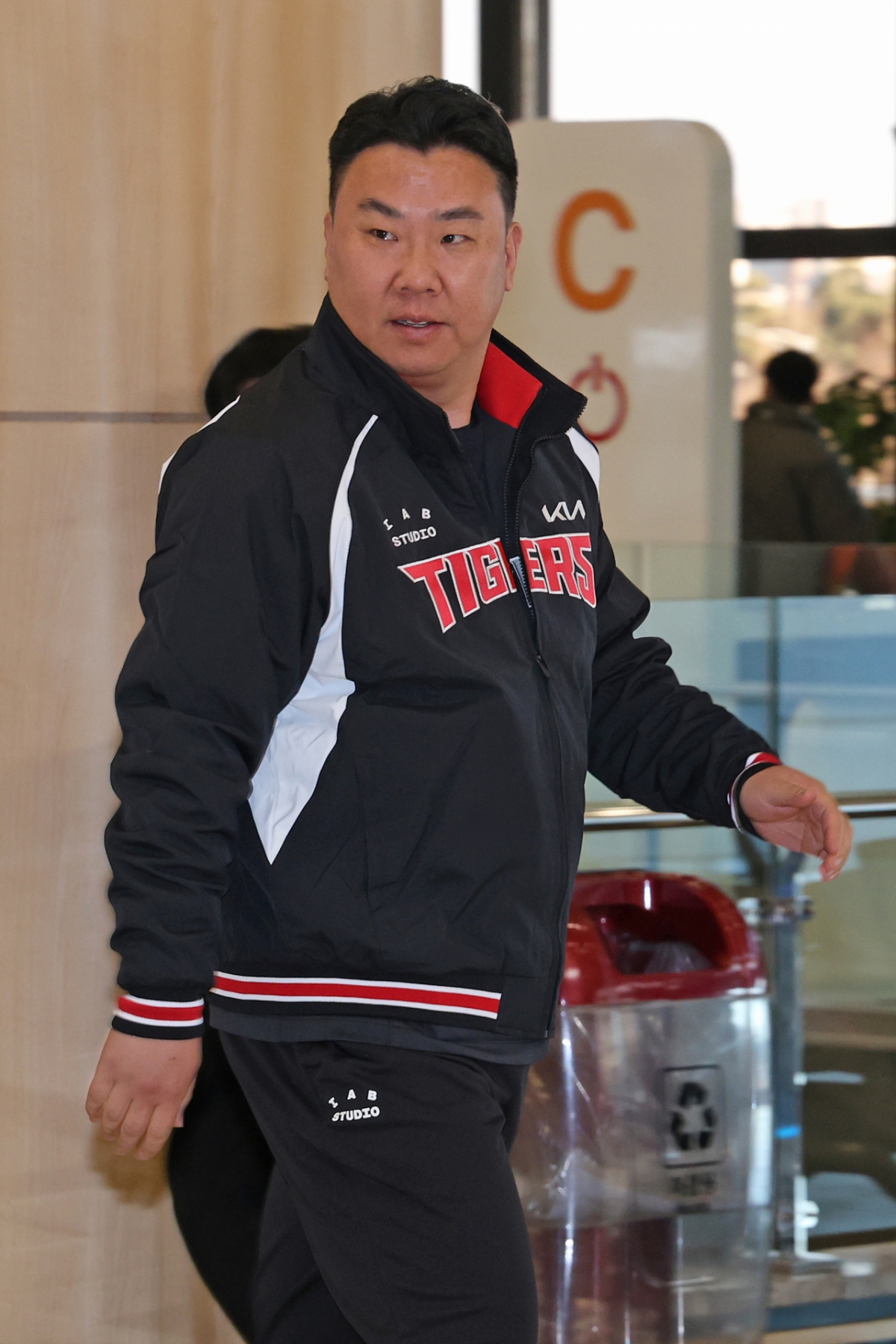 이범호 KIA 타이거즈 감독이 22일 김포국제공항을 통해 일본 아마미오시마로 출국하기에 앞서 공항에 들어서고 있다. /사진=KIA 타이거즈 제공