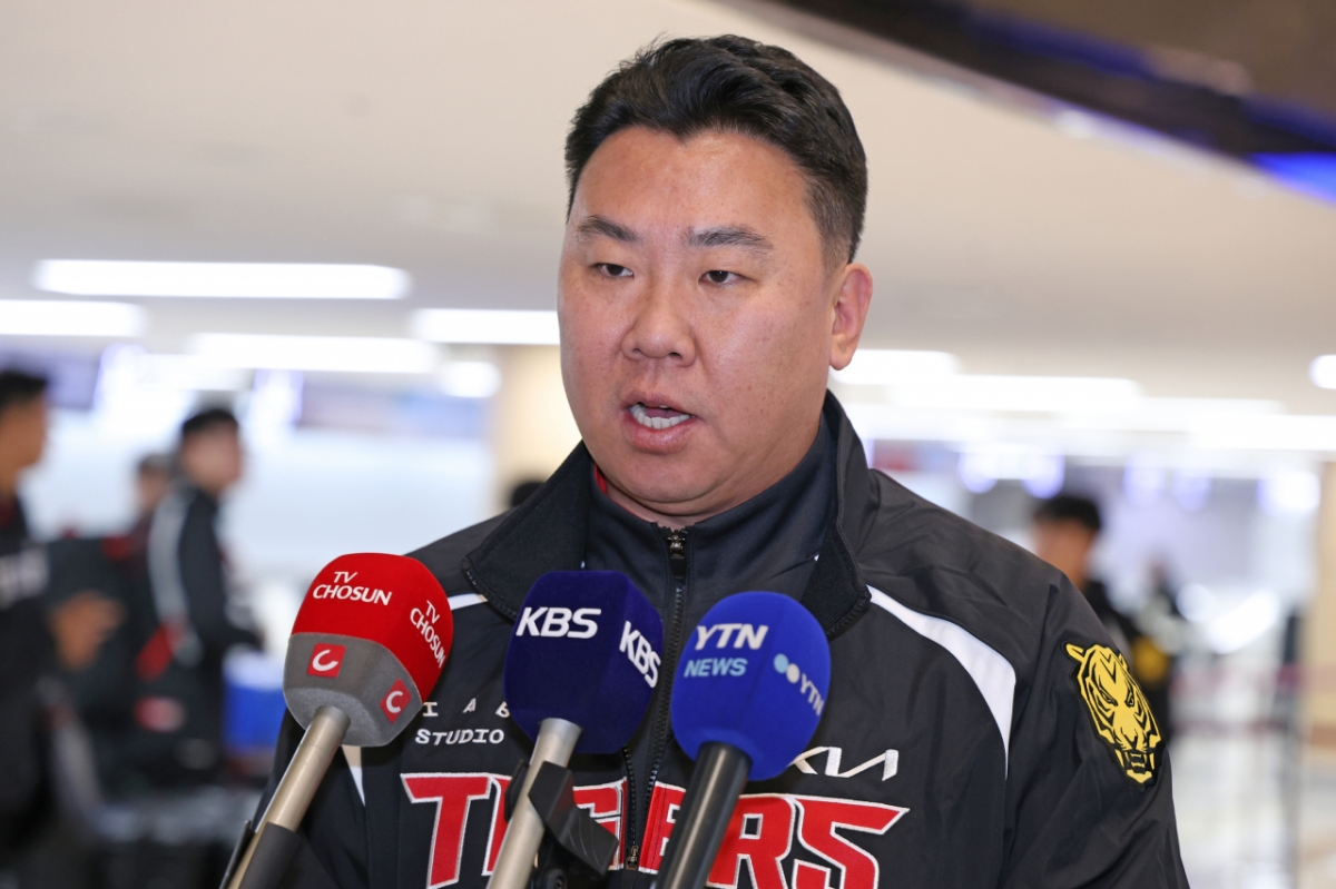 이범호 KIA 타이거즈 감독이 22일 김포국제공항을 통해 일본 아마미오시마로 출국하기에 앞서 인터뷰에 임하고 있다. /사진=KIA 타이거즈 제공