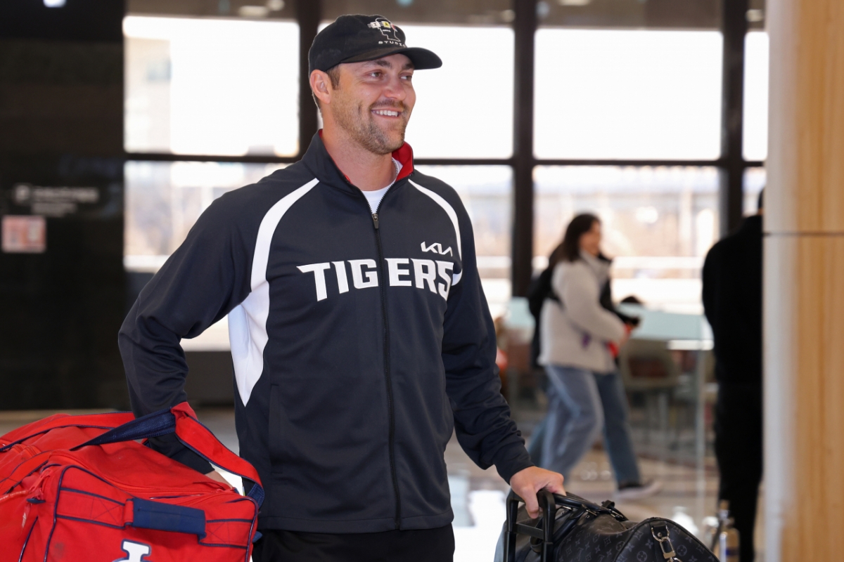 KIA 타이거즈 제임스 네일이 22일 김포국제공항을 통해 출국길에 오르고 있다. /사진=KIA 타이거즈 제공