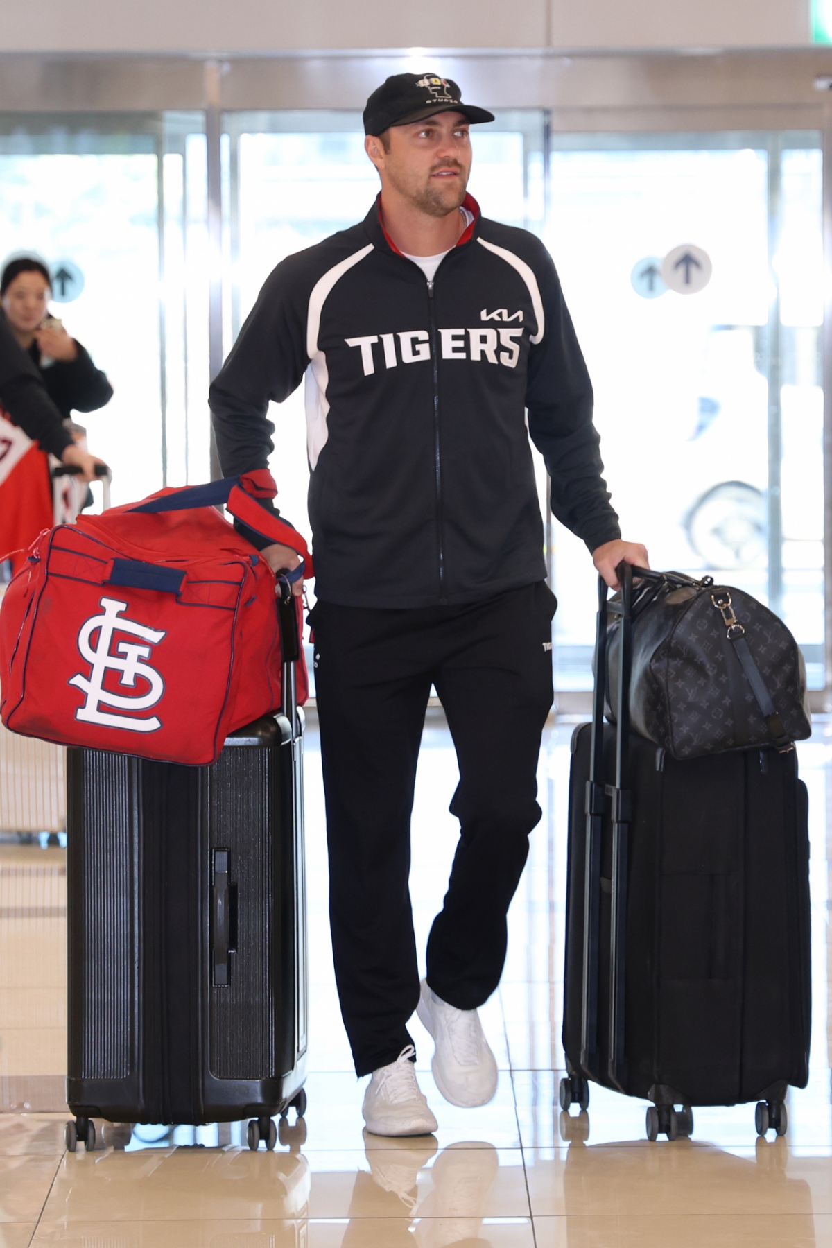 KIA 타이거즈 제임스 네일이 22일 김포국제공항을 통해 출국길에 오르고 있다. /사진=KIA 타이거즈 제공