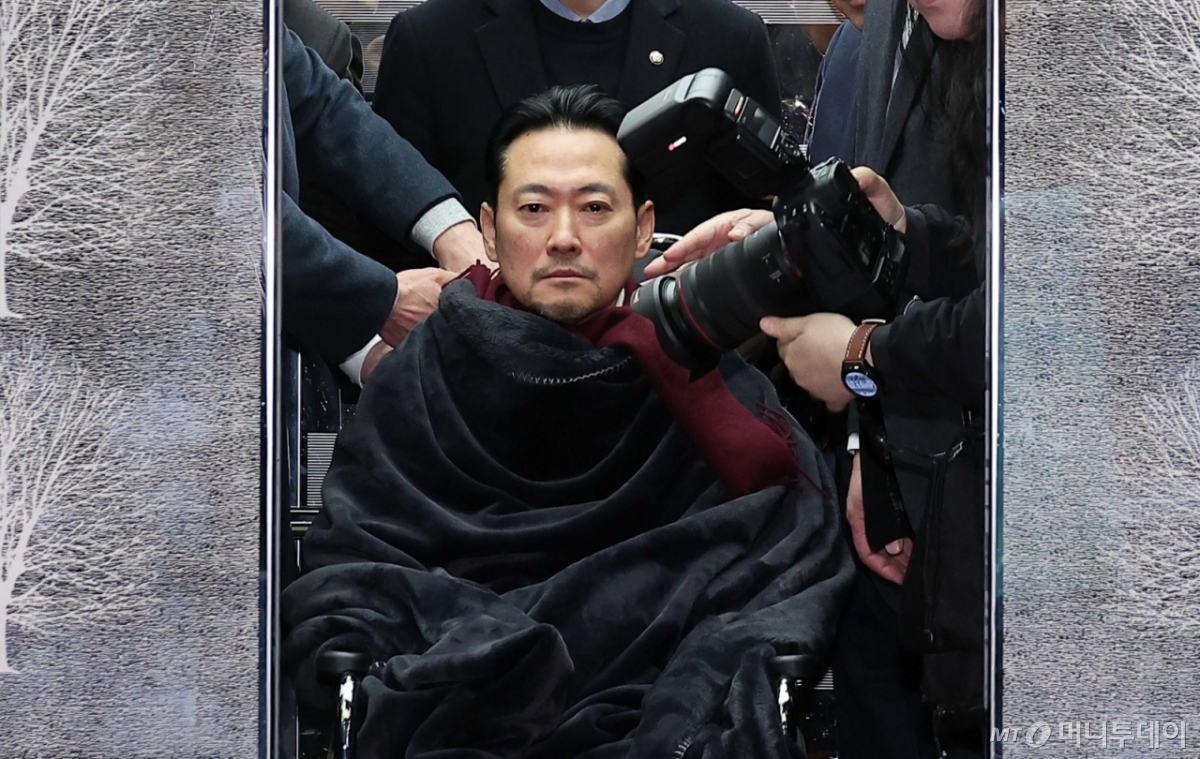 (서울=뉴스1) 국회사진기자단 = '통일교·공천헌금' 쌍특검법 수용을 촉구하며 단식을 시작한 장동혁 국민의힘 대표가 22일 서울 여의도 국회에서 단식 8일 만에 박근혜 전 대통령의 단식 중단 권고를 받아들여 병원으로 이송되고 있다. 2026.1.22/뉴스1  Copyright © 뉴스1. All rights reserved. 무단 전재 및 재배포,  AI학습 이용 금지. /사진=(서울=뉴스1) 국회사진기자단