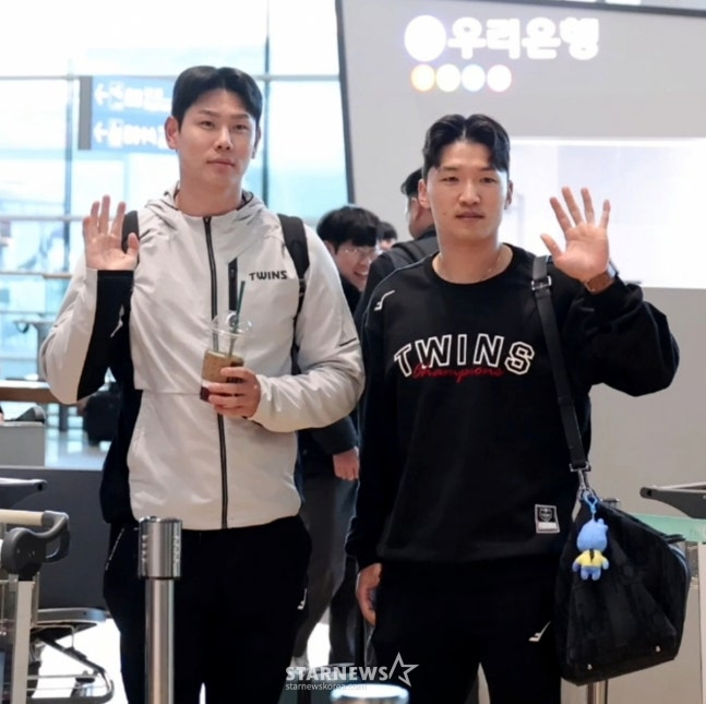 LG 홍창기와 박해민(오른쪽)이 22일 인천공항을 통해 LG트윈스 전지훈련지인 미국으로 출국하며 인사하고 있다. /사진=강영조 선임기자