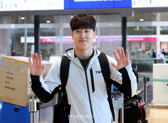 LG 구본혁이 22일 인천공항을 통해 LG트윈스 전지훈련지인 미국으로 출국하며 인사하고 있다. /사진=강영조 선임기자