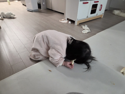 식빵을 더 주지 않는다는 이유로 울고 있는 아이. 육아 시간의 대부분은 아이와의 실랑이, 뒤치다꺼리로 채워진다. /사진=최우영 기자