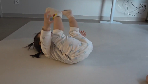 알수 없는 이유로 소리 지르며 방바닥에서 난리법석 브레이킹댄스를 추고 있는 딸. 원인을 파악하려는 욕심은 애초에 버렸다. 그저 난리굿이 끝날 때까지 옆에서 기다릴 뿐이다. /사진=최우영 기자 