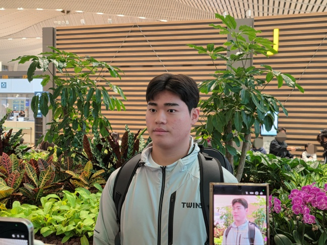 LG 신인 박준성이 22일 2026 스프링캠프 출국 전 인천국제공항에서 취재진과 인터뷰에 응하고 있다. /사진=김동윤 기자