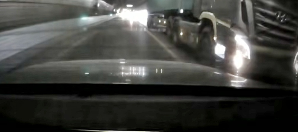 고속도로 터널 안에서 대형 트럭이 승용차를 여러 차례 들이받은 뒤 그대로 도주하는 모습이 공개됐다./사진=JTBC '사건반장'