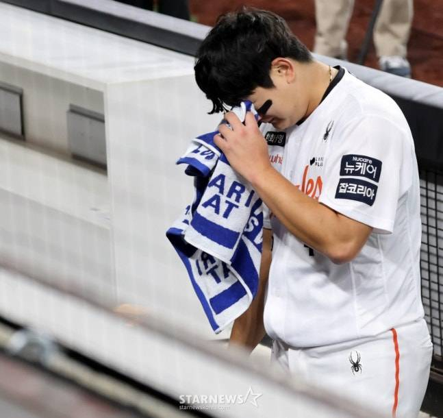 김서현이 지난해 한국시리즈 3차전에서 승리 투수가 된 뒤 그간의 마음고생 영향인지 눈물을 흘리고 있다. /사진=강영조 선임기자