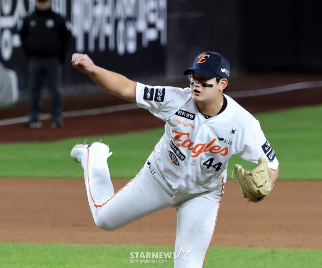 김서현이 한국시리즈에서 투구를 하고 있다. /사진=강영조 선임기자