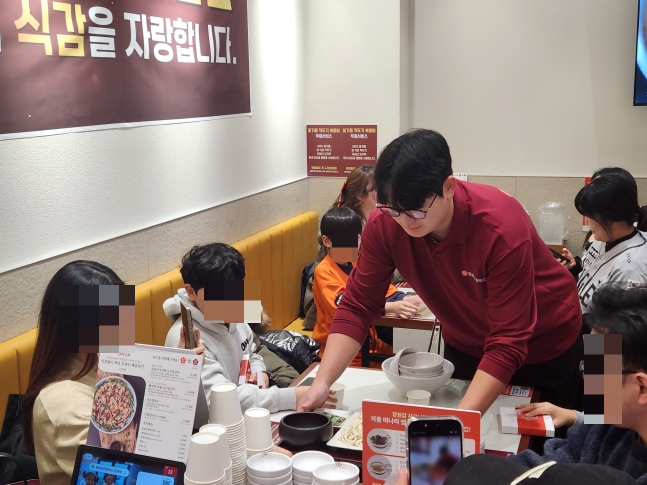 팬 초청 행사에서 김서현이 음식을 서빙하고 있다. /사진=안호근 기자