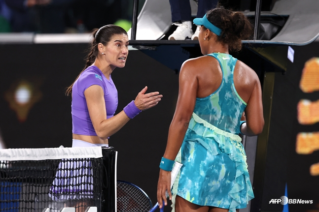 치르스테아(왼쪽)와 오사카가 22일 경기 직후 언쟁하는 모습. /AFPBBNews=뉴스1