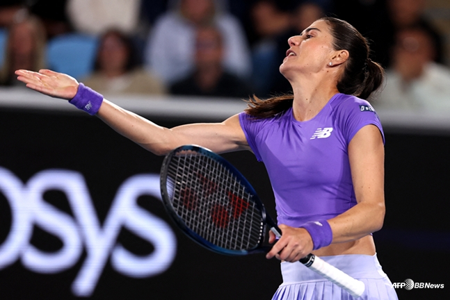 치르스테아(왼쪽)가 심판에게 항의하고 있다. /AFPBBNews=뉴스1