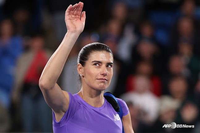 경기 직후 테니스 코트를 빠져나가는 치르스테아. /AFPBBNews=뉴스1