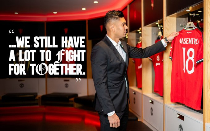 맨체스터 유나이티드 라커룸에서 포즈를 취하는 카세미루. /사진=맨체스터 유나이티드 공식 사회관계망서비스(SNS)