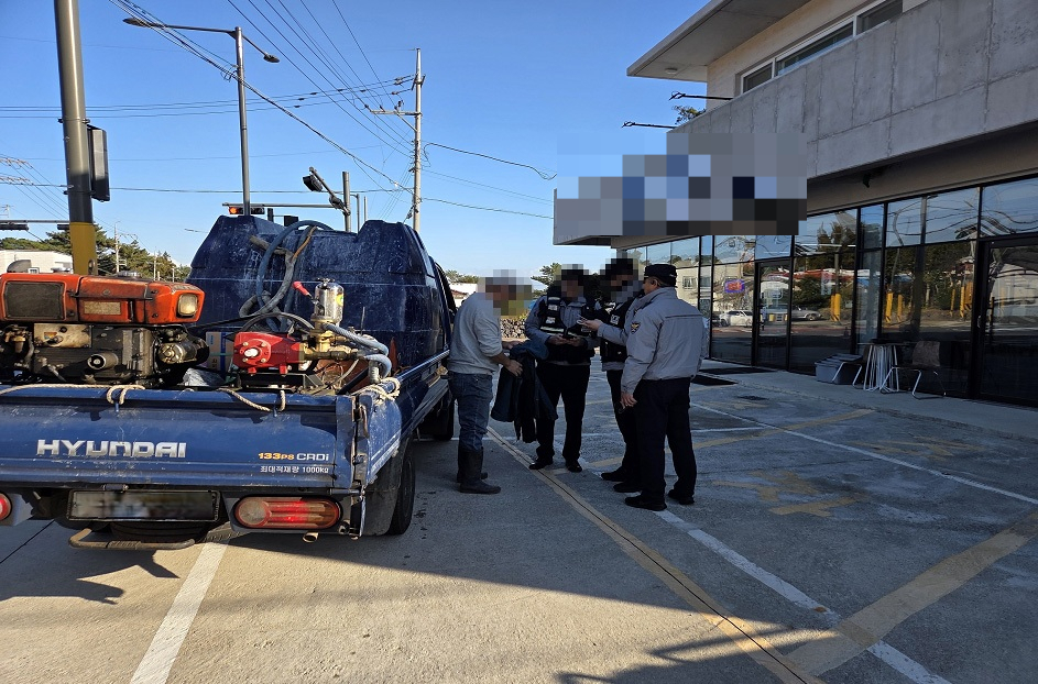 지난달 12일 제주 서귀포 이중섭거리 일대에서 경찰이 경찰차를 보고 저속으로 피하는 차량을 검문하고 있다. 체류기간 6년이 경과한 장기 불법체류자로 확인돼 체포했다./사진제공=제주경찰청.
