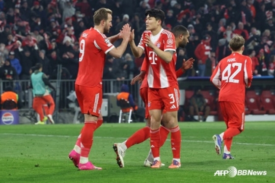 해리 케인(왼쪽)과 김민재. /AFPBBNews=뉴스1