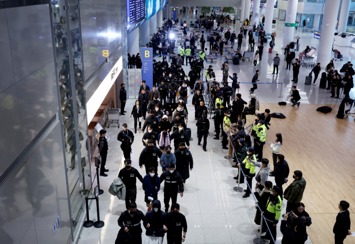 한국 국적 캄보디아 스캠조직 피의자들이 23일 오전 인천국제공항 제2터미널을 통해 강제 송환되고 있다. 초국가범죄 특별대응 TF는 캄보디아를 거점으로 우리 국민 869명에게 약 486억원을 편취한 한국 국적 피의자 73명을 강제 송환했다. /사진=뉴시스