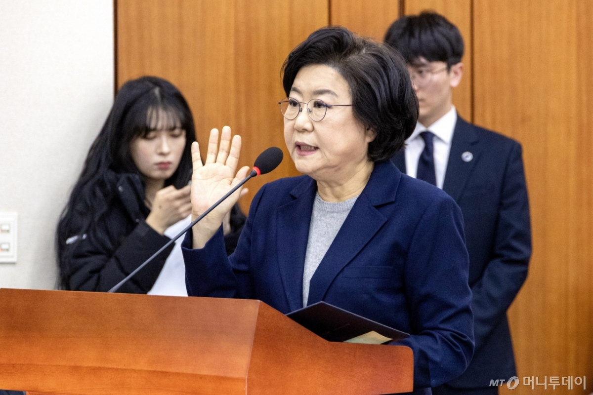 (서울=뉴스1) 이승배 기자 = 이혜훈 기획예산처 장관 후보자가 23일 서울 여의도 국회에서 열린 제431회국회(임시회) 재정경제기획위원회 인사청문회에 출석해 선서하고 있다. 2026.1.23/뉴스1  Copyright © 뉴스1. All rights reserved. 무단 전재 및 재배포,  AI학습 이용 금지. /사진=(서울=뉴스1) 이승배 기자