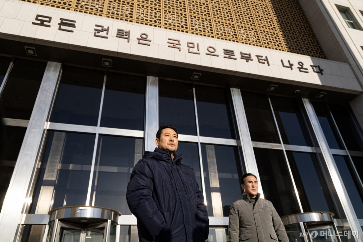 (서울=뉴스1) 이승배 기자 = 더불어민주당의 통일교 및 공천뇌물 특검 수용을 촉구하며 6일째 단식을 이어가고 있는 장동혁 국민의힘 대표가 20일 서울 여의도 국회 본청을 나와 해를 바라보고 있다. 2026.1.20/뉴스1  Copyright © 뉴스1. All rights reserved. 무단 전재 및 재배포,  AI학습 이용 금지. /사진=(서울=뉴스1) 이승배 기자