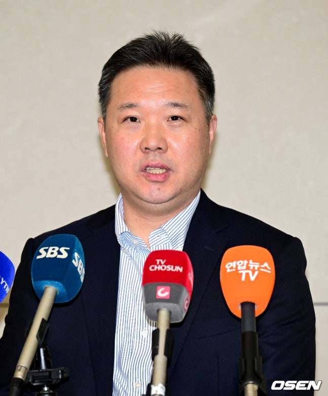 스프링캠프 출국 직전 인터뷰를 갖고 있는 박진만 감독.