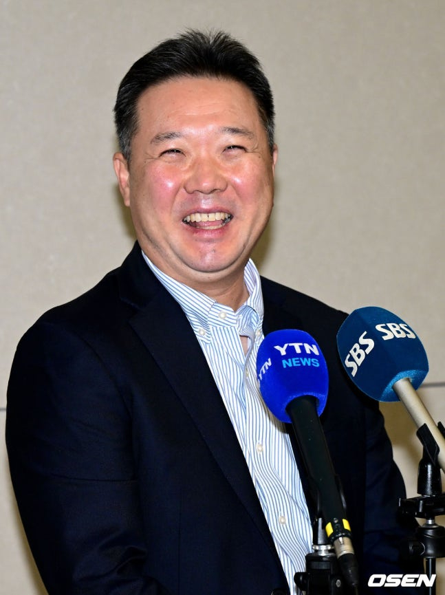 인터뷰하며 웃음 짓고 있는 박진만 감독.