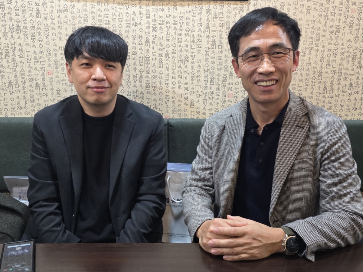 이병설 숨메디텍 대표(사진 오른쪽)과 김명환 엠시스텍 대표가 최근 머니투데이와 만나 인공지능(AI)을 적용한 삭감 예방 프로그램을 소개하고 있다./사진=박정렬 기자