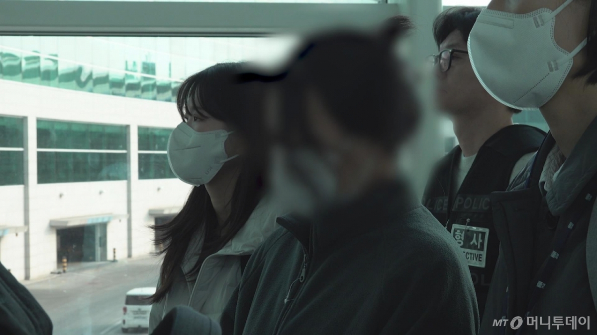 [서울=뉴시스] 캄보디아에서 연애를 빙자한 사기 일명 '로맨스스캠'으로 120억원을 가로챈 한국인 총책 부부가 23일 국내로 강제 송환되고 있다.  초국가범죄 특별대응 TF는 캄보디아를 거점으로 우리 국민 869명에게 약 486억원을 편취한 한국 국적 피의자 73명을 강제 송환했다. (사진=법무부 제공 영상 캡처) 2026.01.23. photo@newsis.com *재판매 및 DB 금지 /사진=류현주