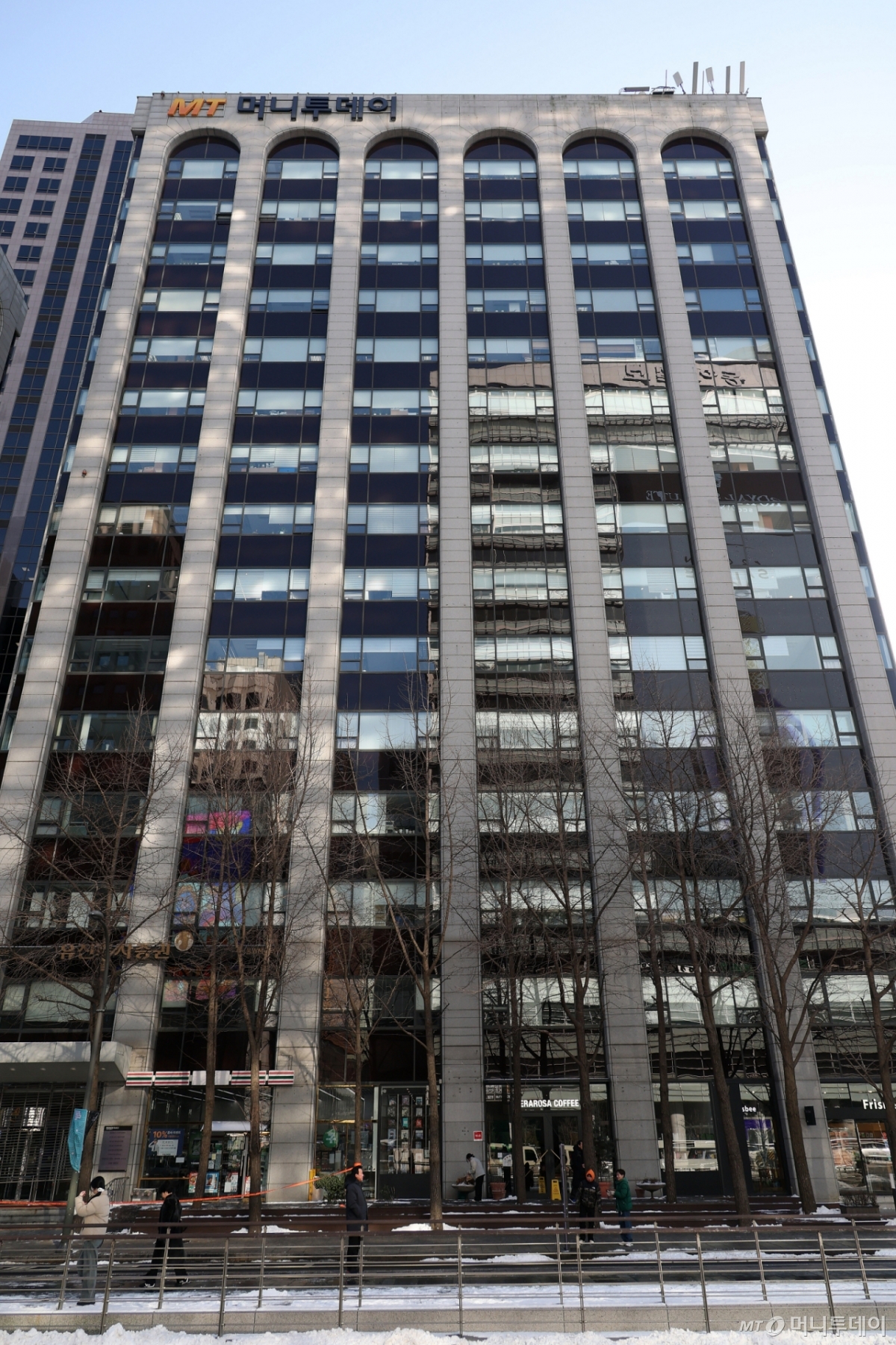 머니투데이가 광화문 사옥 시대를 열었다. 서울 광화문 소재 오피스 빌딩 '프리미어 플레이스'는 '머니투데이 스퀘어(MoneyToday Square)'란 새 이름을 달고 재탄생했다. '머니투데이 스퀘어'는 서울 핵심 업무 지구(CBD)인 광화문 청계천광장 남쪽에 위치해 있다. /사진=김창현 기자 chmt@