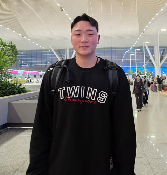 LG 이재원이 23일 2026 LG 스프링캠프 출국 전 인천국제공항에서 취재진의 사진 촬영에 응했다. /사진=김동윤 기자