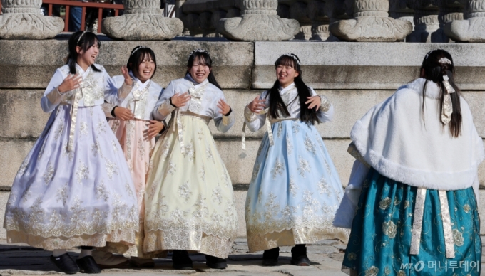 (서울=뉴스1) 이호윤 기자 = 병오년(丙午年) 새해 첫날인 1일 서울 종로구 경복궁을 찾은 외국인 관광객들이 기념촬영을 하고 있다. 2026.1.1/뉴스1  Copyright (C) 뉴스1. All rights reserved. 무단 전재 및 재배포,  AI학습 이용 금지. /사진=(서울=뉴스1) 이호윤 기자