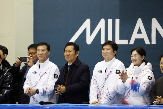 김택수 진천국가대표선수촌장(왼쪽부터), 정청래 당대표, 유승민 대한체육회장, 이수경 대한빙상경기연맹. /사진=대한체육회