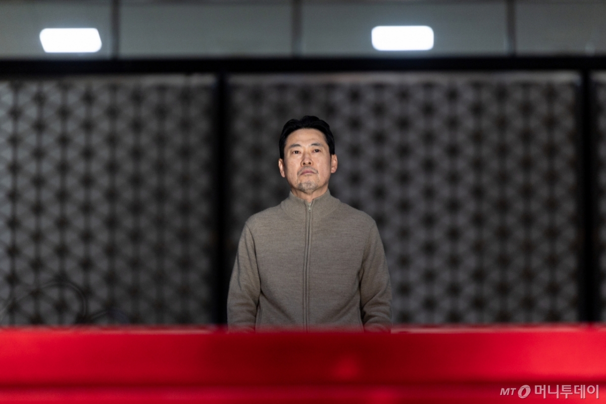 (서울=뉴스1) 이승배 기자 = 더불어민주당의 통일교 및 공천뇌물 특검 수용을 촉구하며 6일째 단식을 이어가고 있는 장동혁 국민의힘 대표가 20일 서울 여의도 국회 로텐더홀에서 창문을 바라보고 있다. 2026.1.20/뉴스1  Copyright © 뉴스1. All rights reserved. 무단 전재 및 재배포,  AI학습 이용 금지. /사진=(서울=뉴스1) 이승배 기자