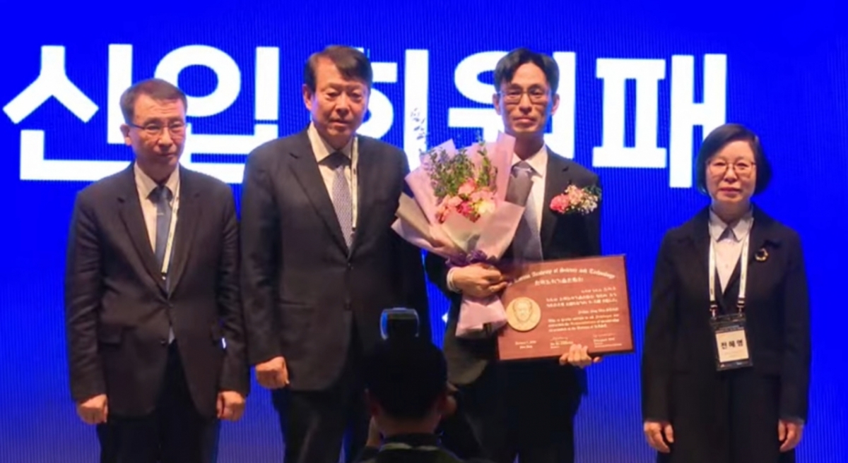 신석우 미국 UC버클리대 수학과 교수·고등과학원 허준이수학난제연구소 석학교수가 22일 오후 서울 웨스틴조선 호텔에서 열린 한국과학기술한림원(한림원) 2026년 신년 S&T(과학기술) 융합 포럼 및 신입회원패 수여식에서 신입회원패를 들고 기념 사진을 찍고 있다. /사진=한국과학기술한림원 유튜브