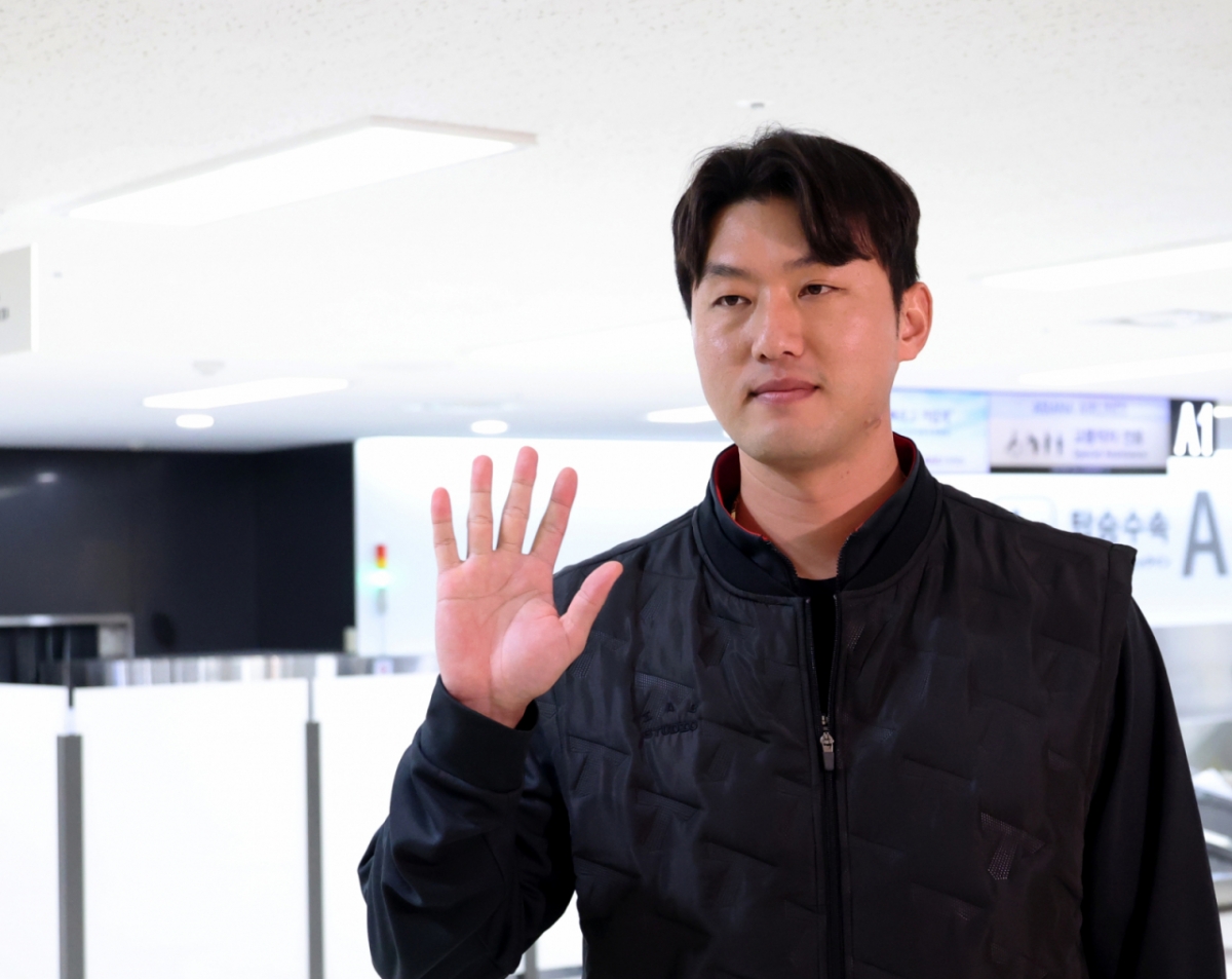FA계약으로 친정 기아로 돌아온 홍건희가 23일 김포공항을 통해 일본으로 출국하고 있다. 출국전 기자회견과 포토타임을 갖는 홍건희. /사진=강영조 선임기자