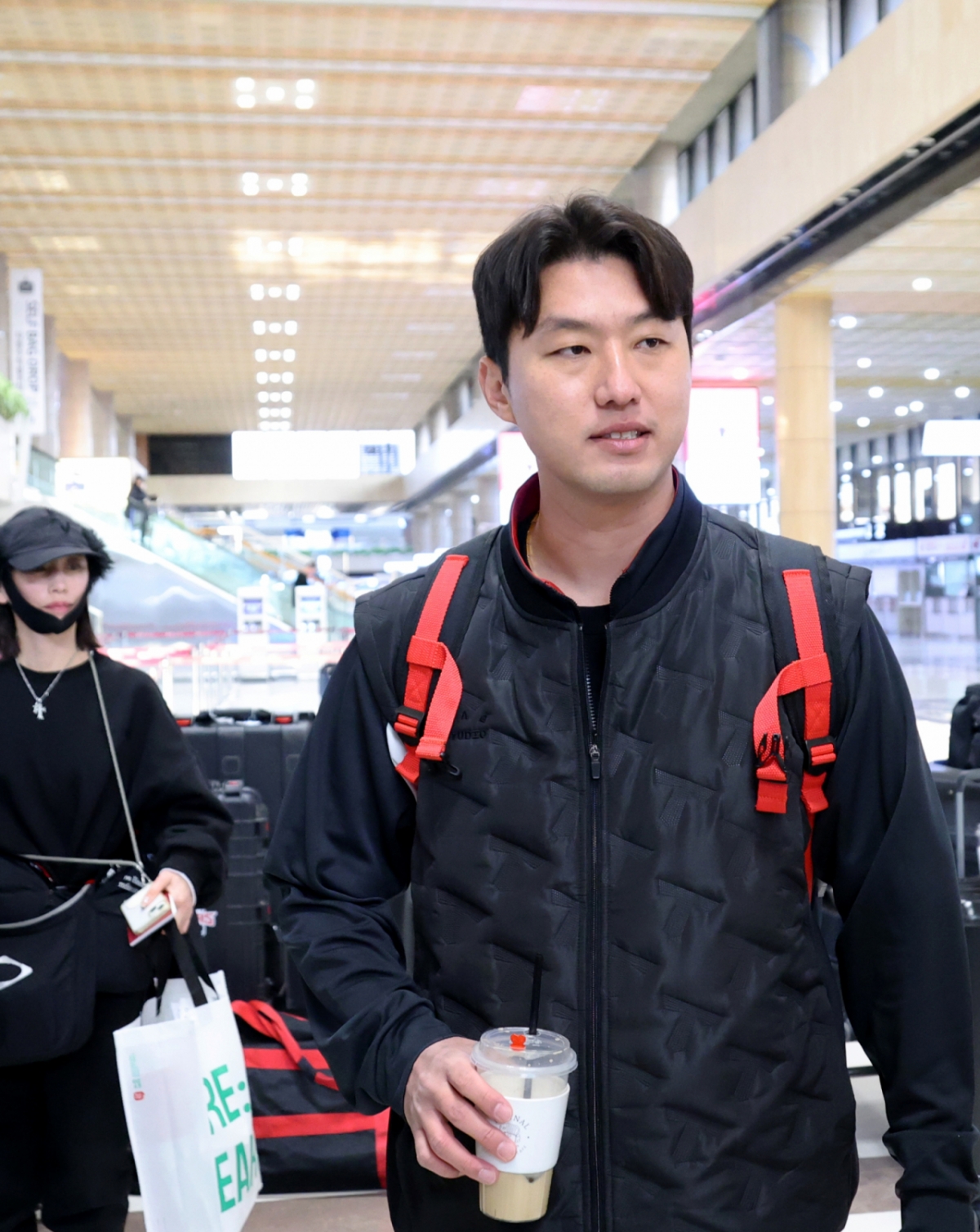 FA계약으로 친정 기아로 돌아온 홍건희가 23일 김포공항을 통해 일본으로 출국하고 있다. 출국전 기자회견과 포토타임을 갖는 홍건희. /사진=강영조 선임기자