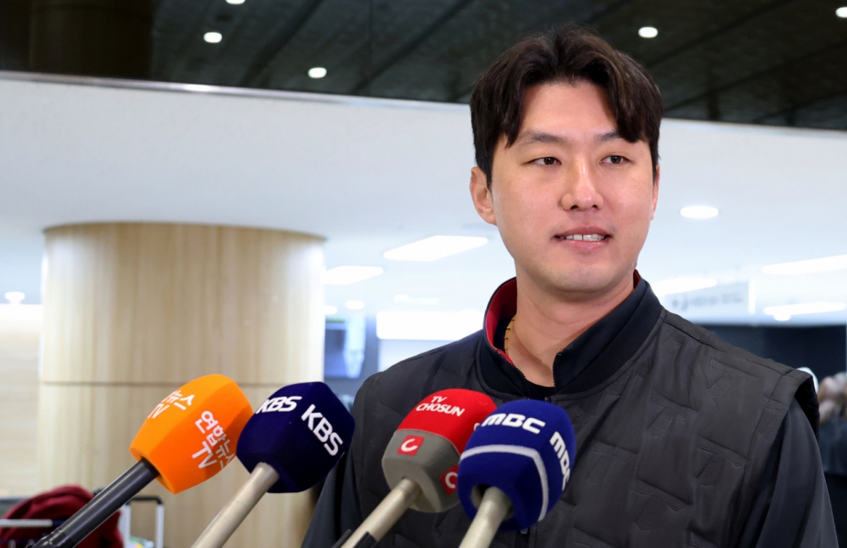 FA계약으로 친정 기아로 돌아온 홍건희가 23일 김포공항을 통해 일본으로 출국하고 있다. 출국전 기자회견과 포토타임을 갖는 홍건희. /사진=강영조 선임기자