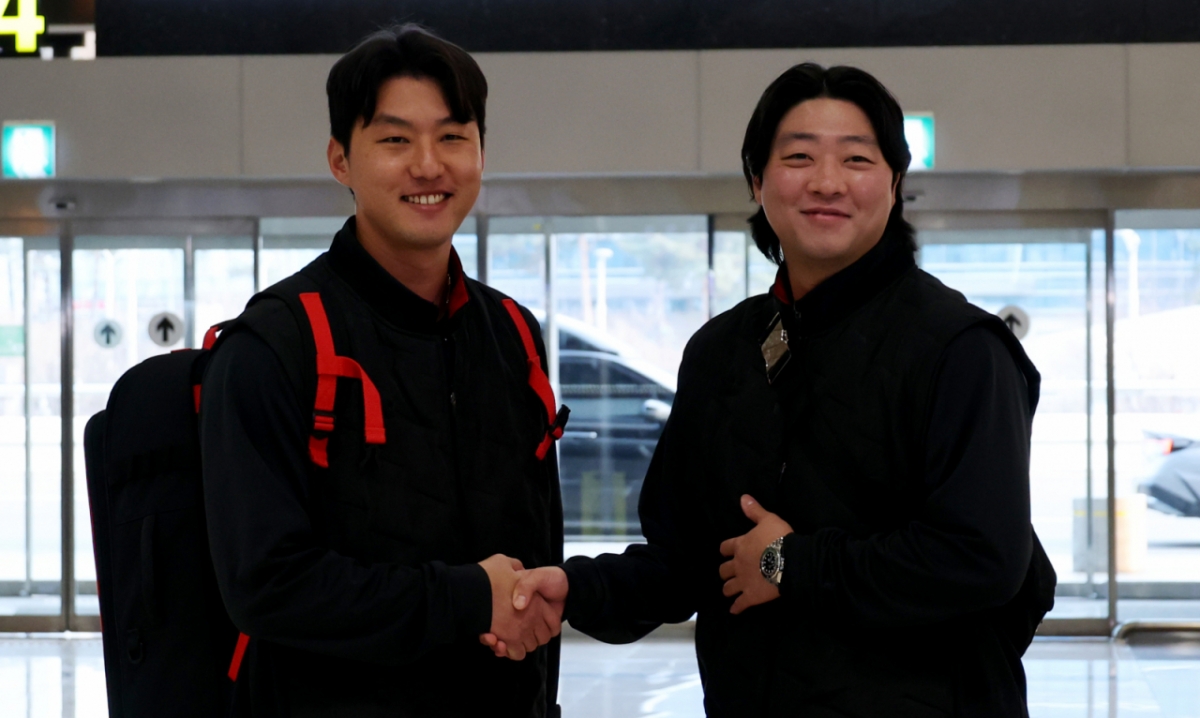 친정으로 돌아온 홍건희(왼쪽)와 한화에서 기아로 FA 이적한 김범수가 23일 김포공항을 통해 일본으로 출국하고 있다. 출국전 기자회견과 포토타임을 갖는 홍건희. /사진=강영조 선임기자