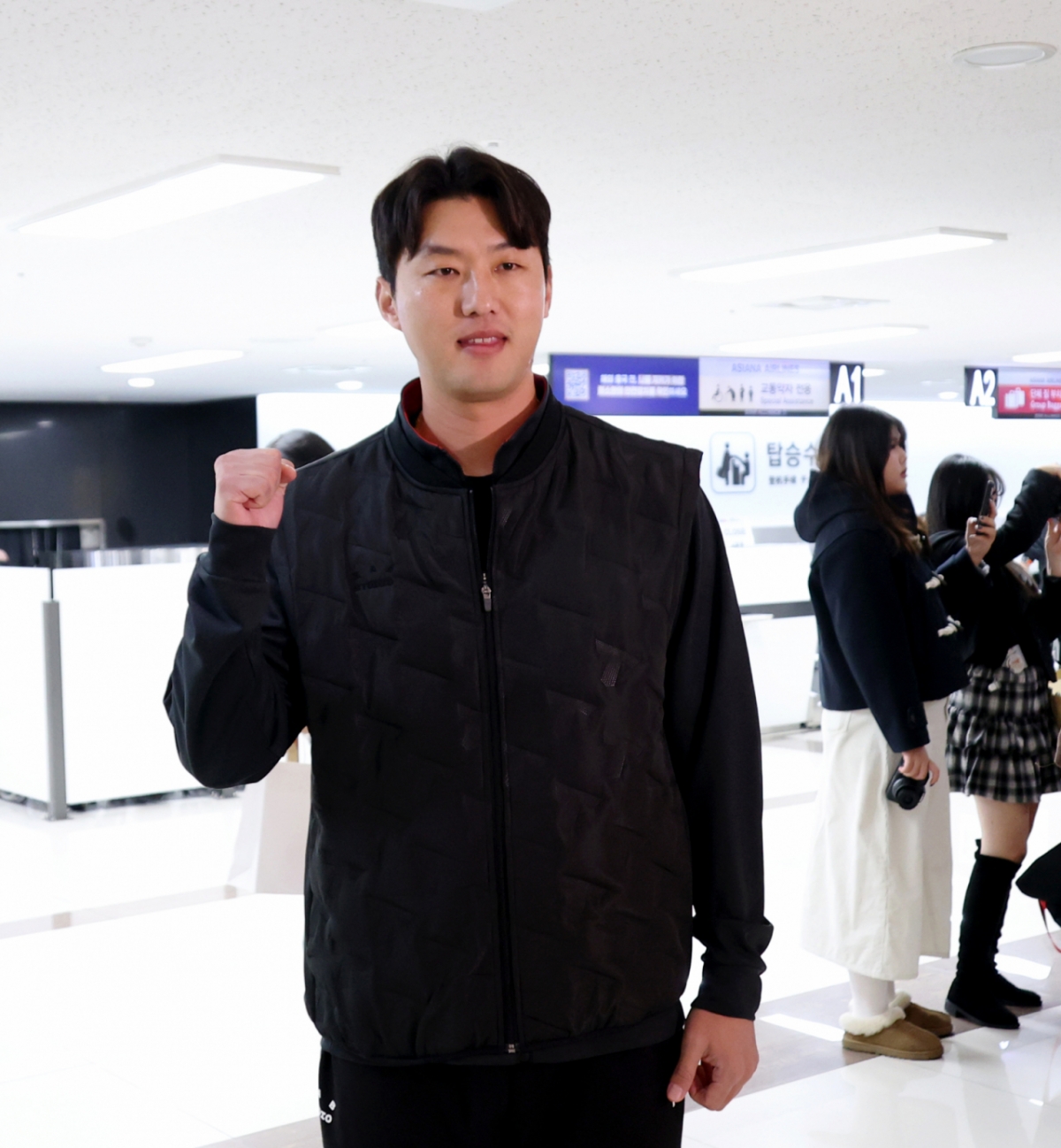 FA계약으로 친정 기아로 돌아온 홍건희가 23일 김포공항을 통해 일본으로 출국하고 있다. 출국전 기자회견과 포토타임을 갖는 홍건희. /사진=강영조 선임기자